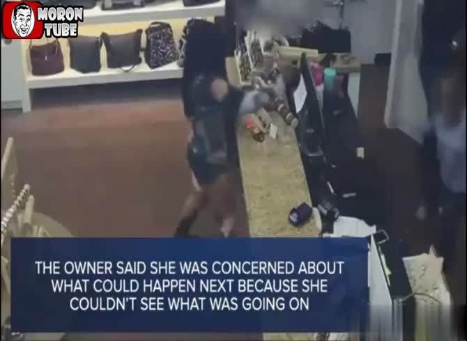 Video :While attempting to prevent a robbery, a salesperson is pepper sprayed